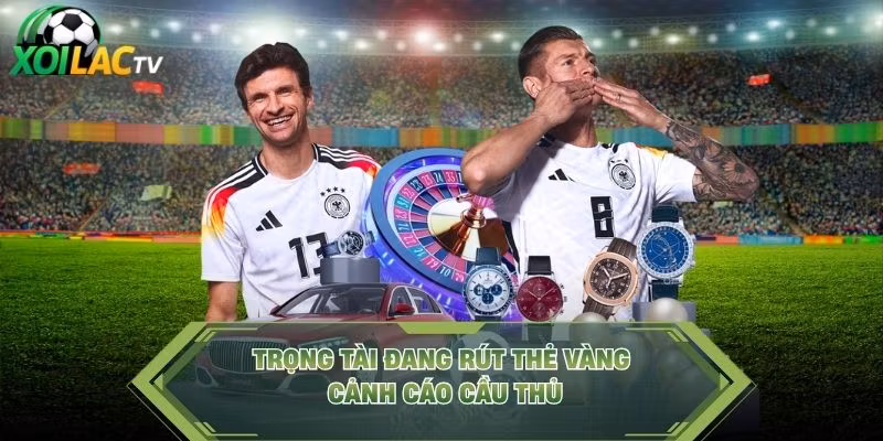 Trọng tài đang rút thẻ vàng cảnh cáo cầu thủ
